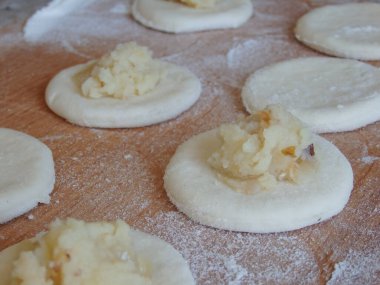 Maya hamuruyla doldurulmuş hamur köftesi pişiriyorum. Maya hamurunda ev yapımı beyaz et pişirmek.