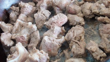 Et parçaları tavada kızartılır. Kızartma tavasında biftek Stroganoff, sığır etinden yapılmış bir tabak. Ev mutfağı. Yakın plan..