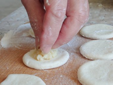 Maya hamuruyla doldurulmuş hamur köftesi pişiriyorum. Maya hamurunda ev yapımı beyaz et pişirmek.
