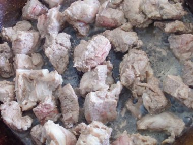 Et parçaları tavada kızartılır. Kızartma tavasında biftek Stroganoff, sığır etinden yapılmış bir tabak. Ev mutfağı. Yakın plan..