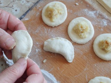 Maya hamuruyla doldurulmuş hamur köftesi pişiriyorum. Maya hamurunda ev yapımı beyaz et pişirmek.