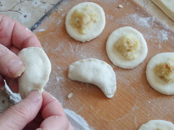Maya hamuruyla doldurulmuş hamur köftesi pişiriyorum. Maya hamurunda ev yapımı beyaz et pişirmek.
