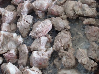 Et parçaları tavada kızartılır. Kızartma tavasında biftek Stroganoff, sığır etinden yapılmış bir tabak. Ev mutfağı. Yakın plan..