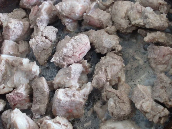 Et parçaları tavada kızartılır. Kızartma tavasında biftek Stroganoff, sığır etinden yapılmış bir tabak. Ev mutfağı. Yakın plan..