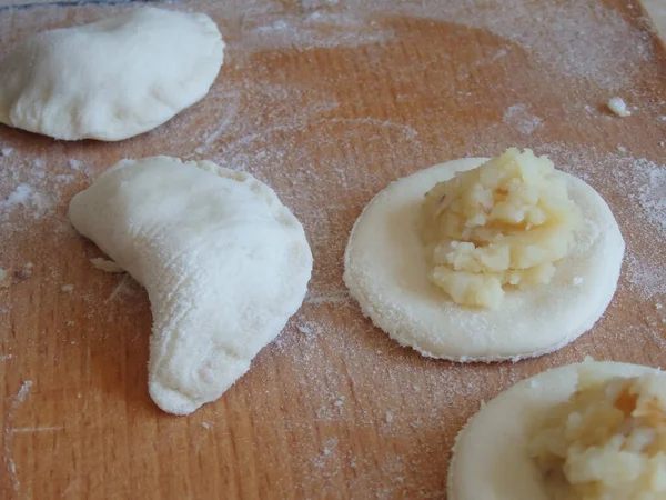 Gotowanie Pierogi Nadziewane Ciastem Drożdżowym Gotowanie Domowych Białek Mięsem Ciasto — Zdjęcie stockowe