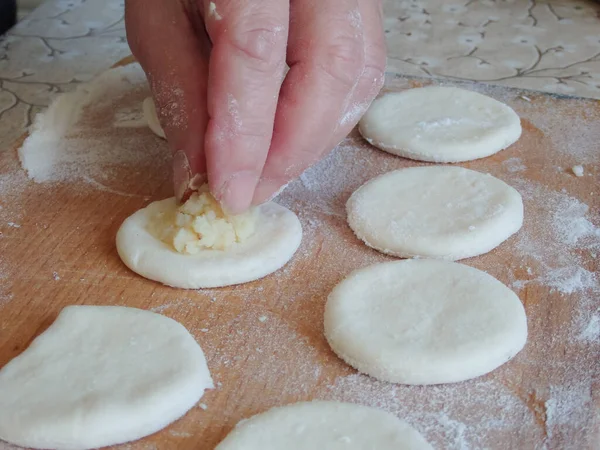 Gotowanie Pierogi Nadziewane Ciastem Drożdżowym Gotowanie Domowych Białek Mięsem Ciasto — Zdjęcie stockowe