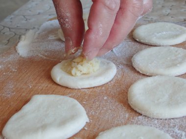 Maya hamuruyla doldurulmuş hamur köftesi pişiriyorum. Maya hamurunda ev yapımı beyaz et pişirmek.