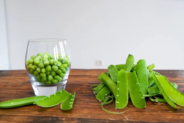 Ervilhas Verdes Taça Vidro Ervilha Fresca Vagem Com Folhas Verdes — Fotografia de Stock