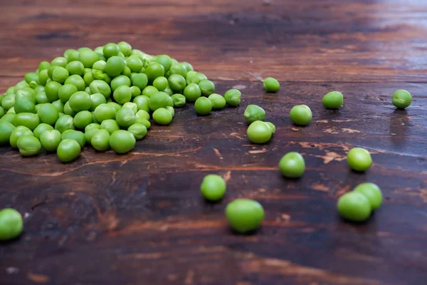 Verse Geschilde Groene Schil Een Bruine Houten Tafel Met Kopieerruimte — Stockfoto