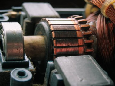 Elektrikli fırçanın tamiri. Elektrikli motorun koleksiyoncu fırça montajı cihazı. Pervane, toplayıcı, elektrikli motordan fırça pervanesi, kapat.