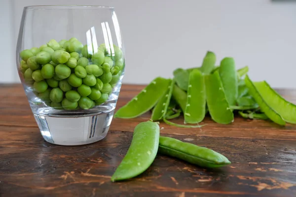 Erbsen Glasschale Frische Erbse Der Schote Mit Grünen Blättern Grüne — Stockfoto