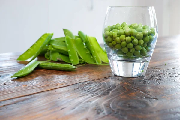 Erbsen Glasschale Frische Erbse Der Schote Mit Grünen Blättern Grüne — Stockfoto