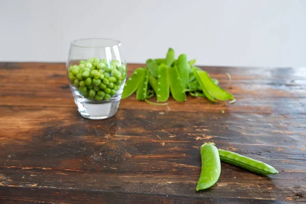 Groene Erwten Glazen Schaal Verse Erwt Peul Met Groene Bladeren — Stockfoto