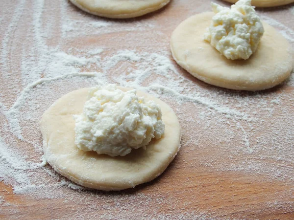 Matlagning Dumplingar Med Keso Förbered Dumplings Träskiva Oberedda Dumplings Med — Stockfoto