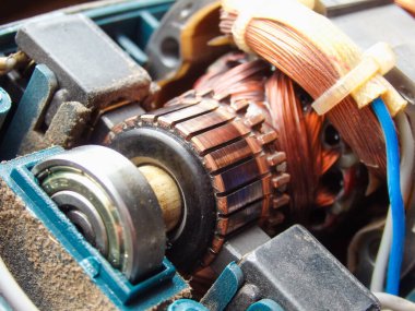 Elektrikli fırçanın tamiri. Elektrikli motorun koleksiyoncu fırça montajı cihazı. Pervane, toplayıcı, elektrikli motordan fırça pervanesi, kapat.