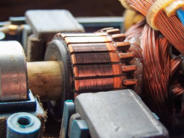 Elektrikli fırçanın tamiri. Elektrikli motorun koleksiyoncu fırça montajı cihazı. Pervane, toplayıcı, elektrikli motordan fırça pervanesi, kapat.