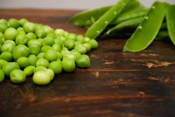 Verse Geschilde Groene Schil Een Bruine Houten Tafel Met Kopieerruimte — Stockfoto