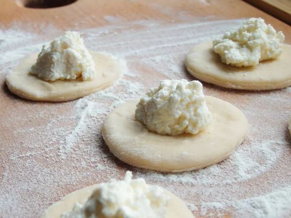 Cozinhar Bolinhos Com Queijo Cottage Bolinhos Massa Preparação Uma Tábua — Fotografia de Stock