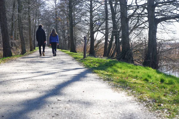 Paseo Por Parque Ciudad Europea Dos Jóvenes Están Caminando Largo — Foto de Stock