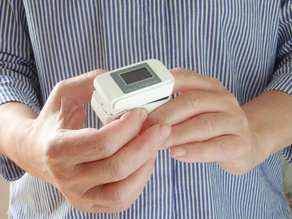 Senior Woman Using Modern Fingertip Pulse Oximeter Closeup Woman Hand — Stock Photo, Image