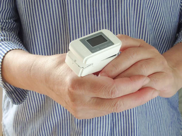 Senior Woman Using Modern Fingertip Pulse Oximeter Closeup Woman Hand — Stock Photo, Image