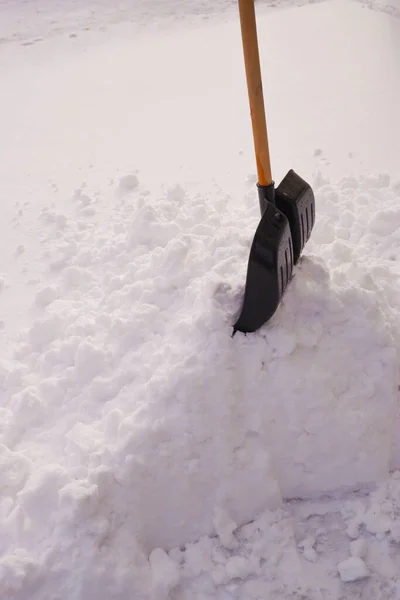 雪だるま 歩道から雪を掘ります 冬時間 — ストック写真