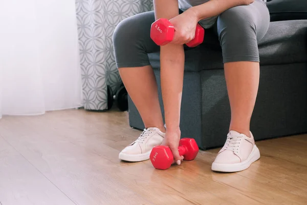 女运动员用哑铃练习有氧运动 女人举重和在家锻炼 健康的生活方式待在家里活动 — 图库照片