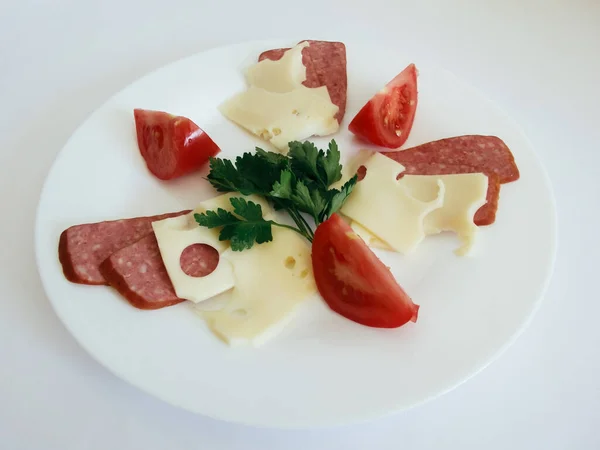 Nature Morte Tomates Tranchées Salami Saucisses Fromage Sur Une Assiette — Photo