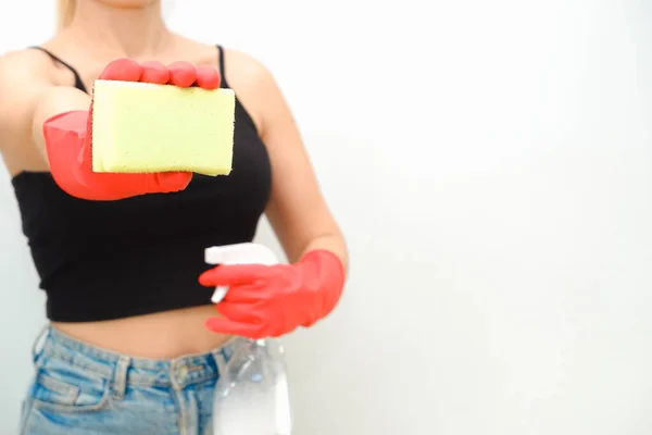 白底上戴着红色橡胶手套的清洁妇女 拿着海绵和喷雾器的年轻女人清洁的概念 — 图库照片