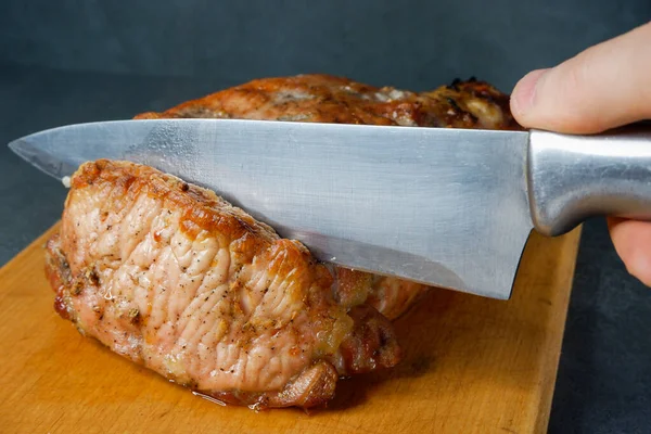 Chef Cuts Large Fried Piece Meat Cutting Wooden Board Knife — ストック写真