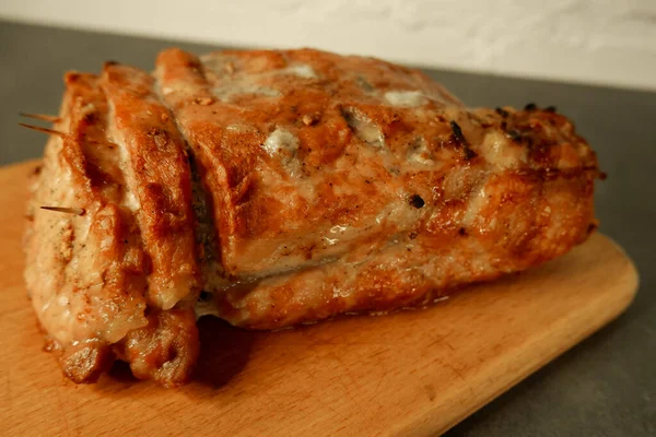 Gran Pedazo Carne Frita Una Tabla Madera Corte Filete Cerdo — Foto de Stock