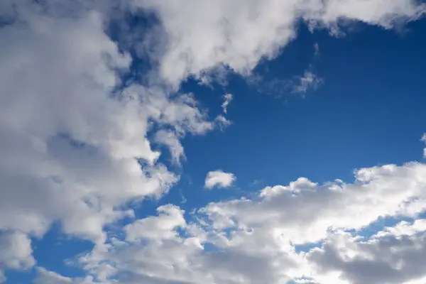 Красивое Голубое Солнечное Небо Белыми Облаками Белые Облака Против Голубого — стоковое фото