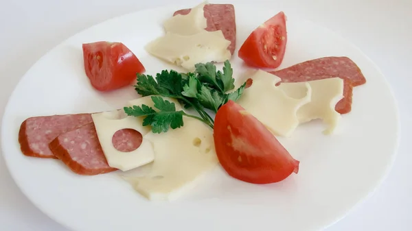 Naturaleza Muerta Tomates Rodajas Salchichón Queso Plato Blanco Fondo Claro — Foto de Stock