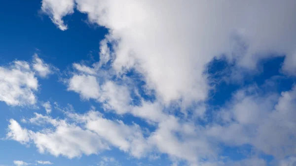 Красивое Голубое Солнечное Небо Белыми Облаками Белые Облака Против Голубого — стоковое фото