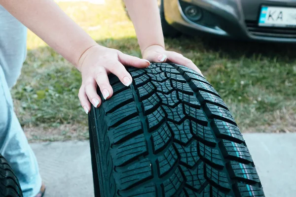 Woman Putting Hand New Wheel Tire Female Holding Tire Standing — Fotografia de Stock