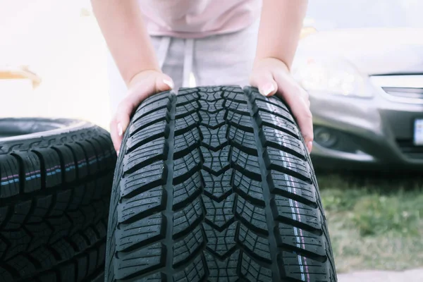 Woman Putting Hand New Wheel Tire Female Holding Tire Standing — Fotografia de Stock