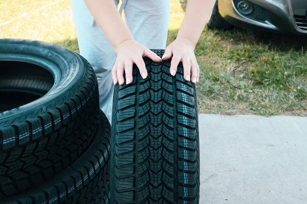 Woman Putting Hand New Wheel Tire Female Holding Tire Standing — Fotografia de Stock