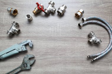İş araçları arka planı. Boru aksesuarları konsept seti ahşap arka planda ayarlanabilir anahtarlar yerleştirir. Tesisat araçları ve ekipman kopyalama alanı olan tablo üzerinde