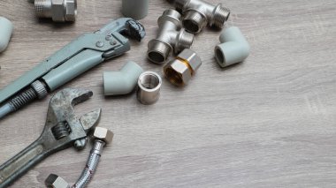 İş araçları arka planı. Boru aksesuarları konsept seti ahşap arka planda ayarlanabilir anahtarlar yerleştirir. Tesisat araçları ve ekipman kopyalama alanı olan tablo üzerinde