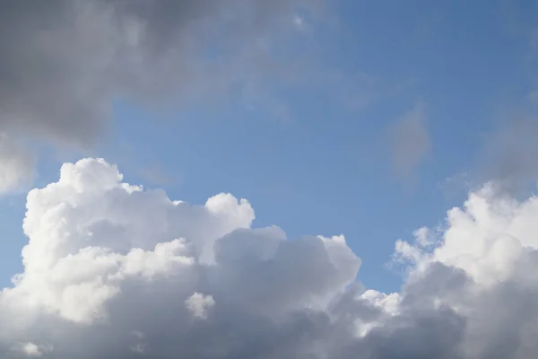 Белые Пушистые Облака Голубом Небе Фон Кучевых Облаков Драматические Облака — стоковое фото