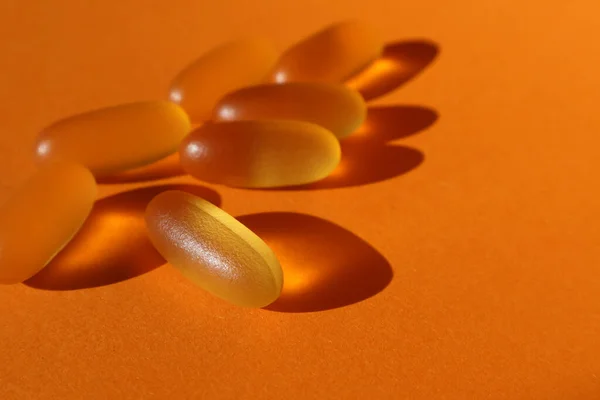 Étrend Kiegészítő Omega Halzsír Kapszula Narancs Háttér Omega Vitaminok Zsírsavak — Stock Fotó