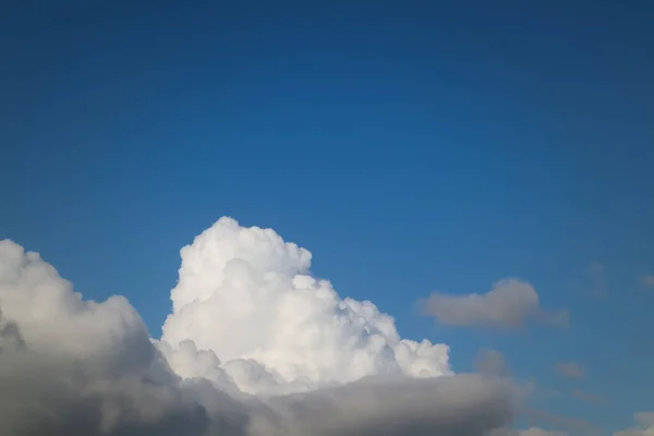 Белые Пушистые Облака Голубом Небе Фон Кучевых Облаков Драматические Облака — стоковое фото