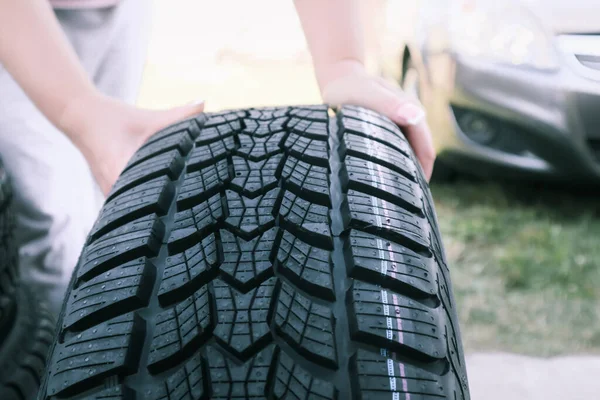 Woman Putting Hand New Wheel Tire Female Holding Tire Standing — Fotografia de Stock