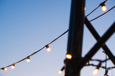 Noel ışıkları arka planı. Güzel altın noel ışıkları..