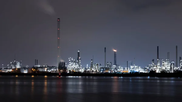 Geceleri Rotterdam 'ın petrol rafinerisi