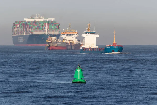 Rotterdam, Hollanda - 2-27-2022: Rotterdam limanına giren üç gemi