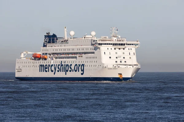 Rotterdam, Hollanda - 2-26-2022: Rotterdam limanına giren hastane gemisi Global Mercy