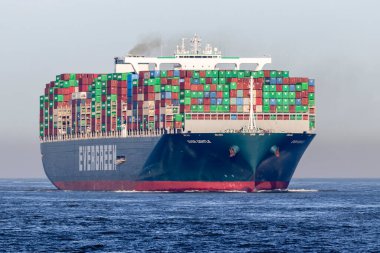 Rotterdam, Hollanda - 2-26-2022: Rotterdam limanına girmeden önce hiç nazik olmayan konteyner gemisi