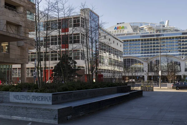 Rotterdam, Hollanda - 3-3-2022: Aida Cosma Rotterdam gemi terminalinin üzerinde yükseliyor