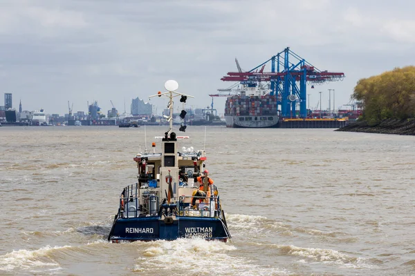 Hamburg, Almanya - 5-3-2022: Burchardkai terminali yakınlarındaki Hamburg 'daki Elbe nehri üzerinde araştırma gemisi Reinhard Woltman